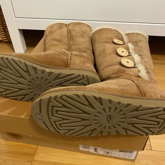 UGG size 7 boots. Good condition - Picture 2 of 4